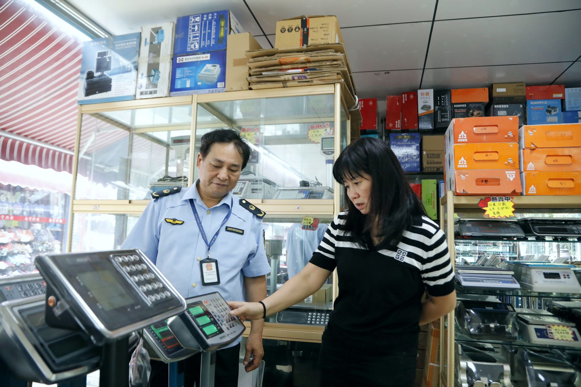 南寧市市場監(jiān)管局開展電子產品銷售領域電子計價秤突擊檢查，筑牢市場誠信防線